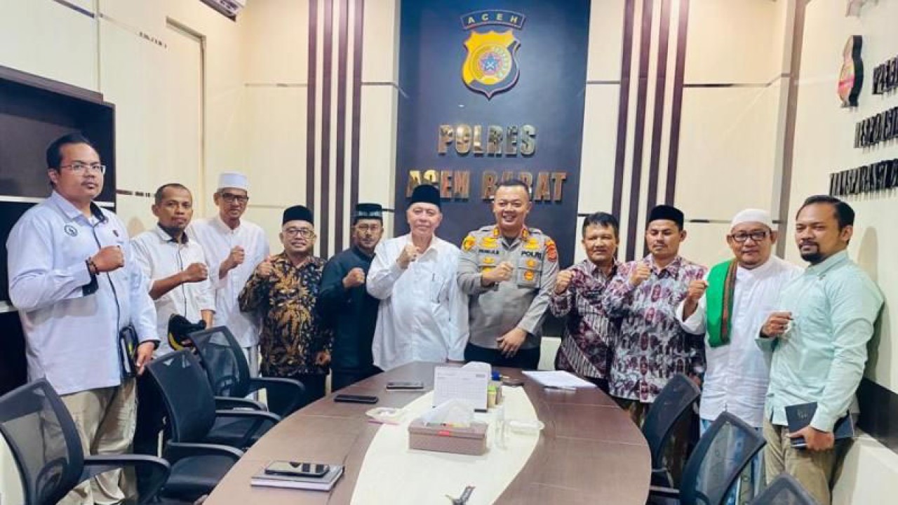 Kapolres Aceh Barat AKBP Pandji Santoso berswafoto bersama sejumlah tokoh agama, ulama dan pemuka agama Islam seusai menggelar pertemuan bersama membahas menjaga keamanan dan ketertiban masyarakat, berlangsung di Mapolres Aceh Barat di Meulaboh, Kamis (30/3/2023). ANTARA/Teuku Dedi Iskandar
