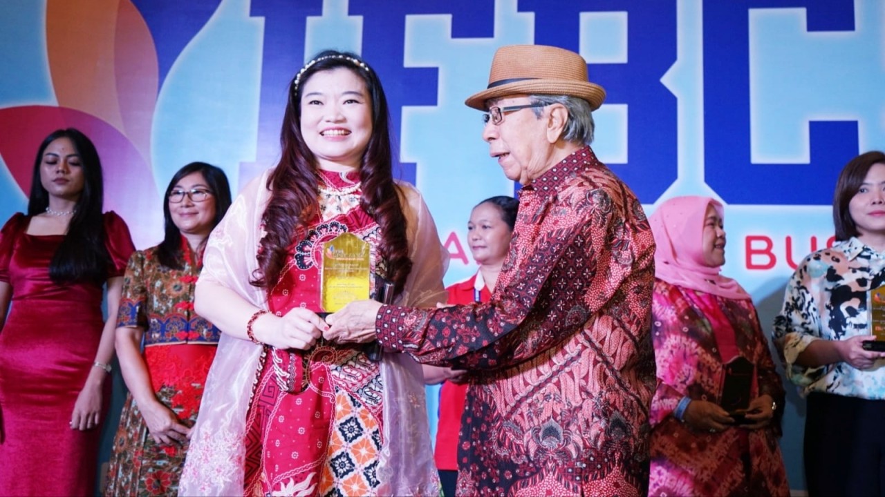 Anita Feng saat menerima penghargaan dari Asosiasi Franchise Indonesia.