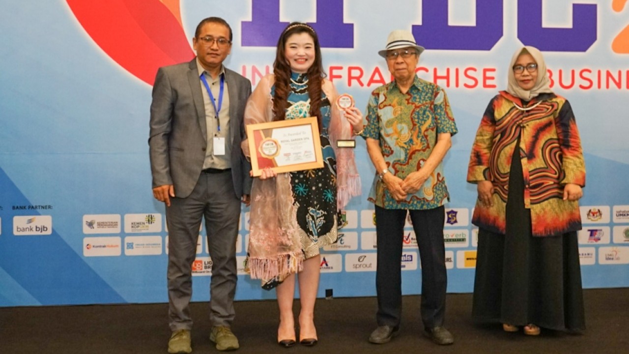 Royal Garden Spa mewakili Royal menerima penghargaan dari Asosiasi Franchise Indonesia.