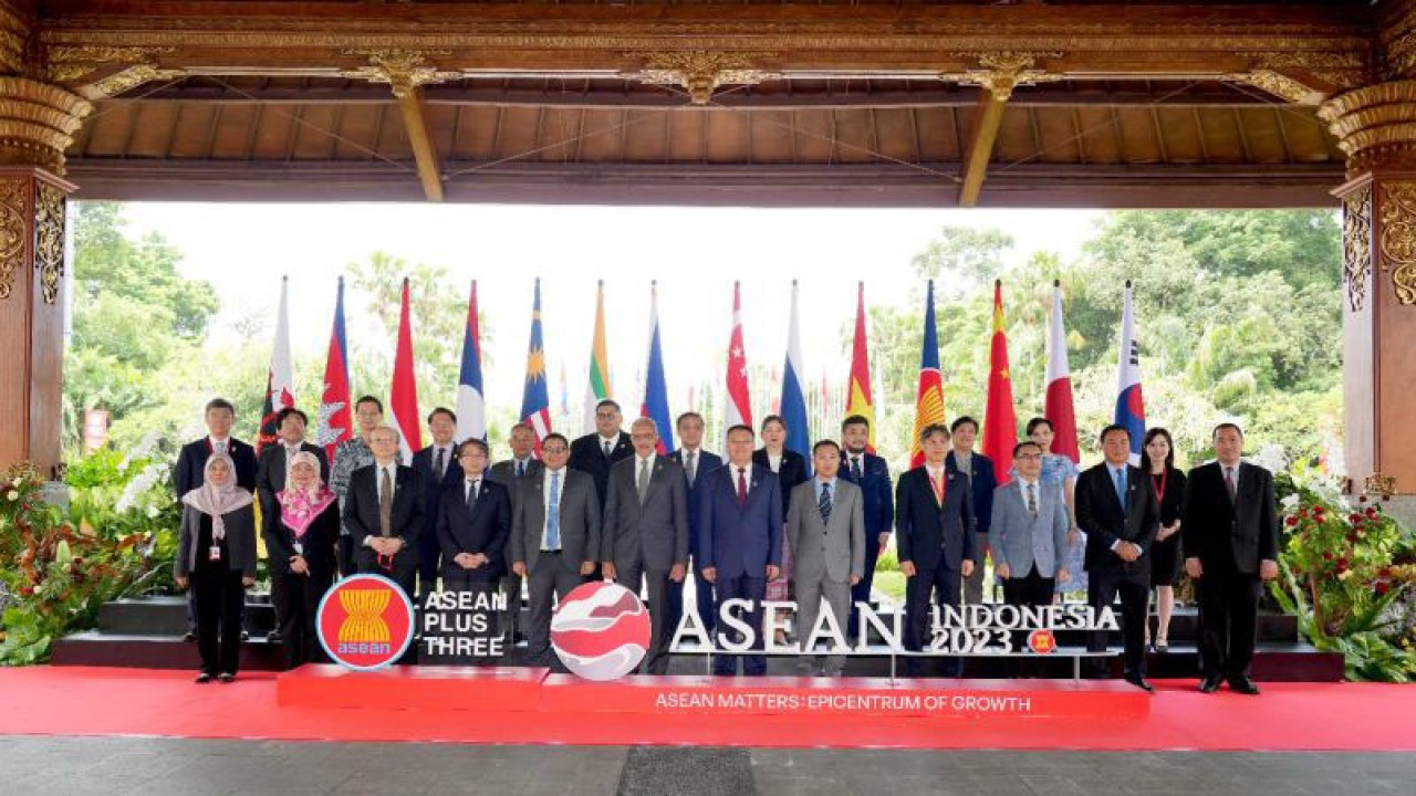 Para Deputi Keuangan dan Bank Sentral ASEAN di Kabupaten Badung, Bali, Kamis (31/03/2023). (ANTARA/HO-Kementerian Keuangan)