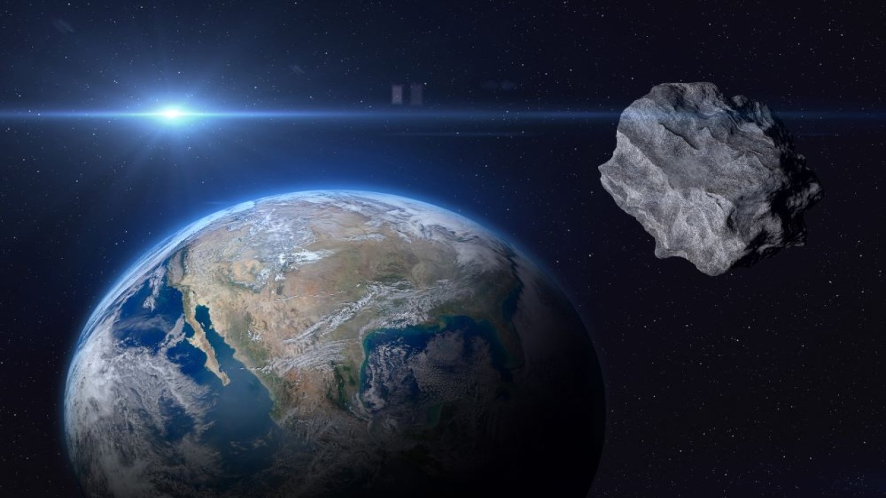 Ilustrasi. Asteroid 2023 DZ2 memiliki ukuran tiga kali lebih besar dari asteroid yang meledakkan jendela di Chelyabinsk, Rusia pada 2013. (Newsweek)