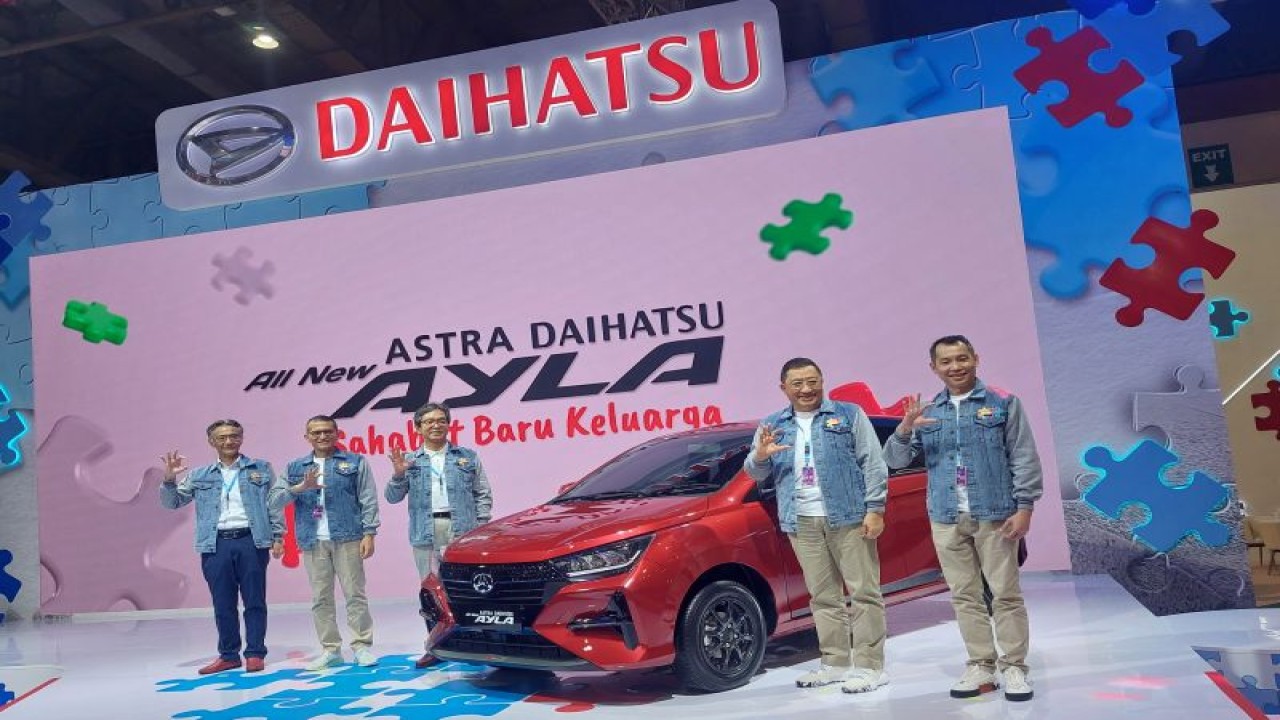 Display All New Daihatsu Ayla di ajang Gaikindo Jakarta Auto Week 2023, Jumat (10/3/2023). (ANTARA/Adimas Raditya)