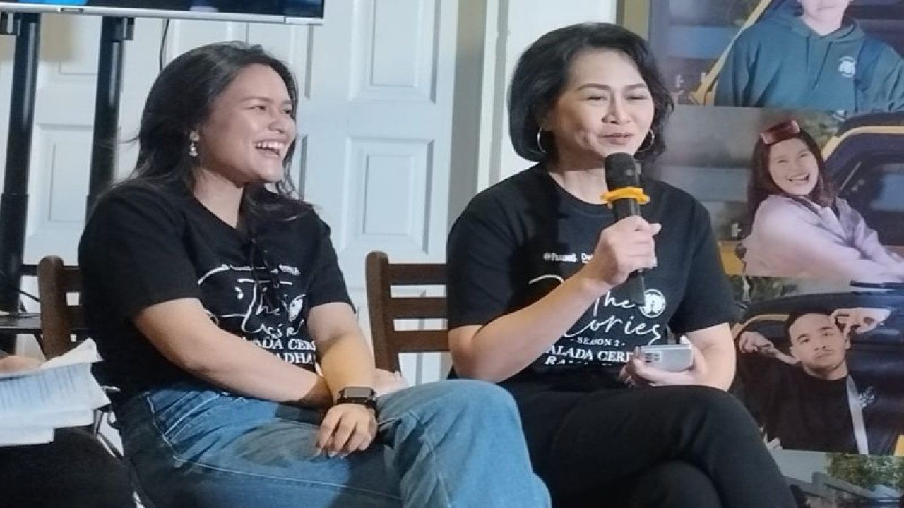 Twinda Rarasati dan Ayu Dyah Pasha saat konferensi pers di Jakarta, Rabu (15/03/2023). (ANTARA/Rizka Khaerunnisa)