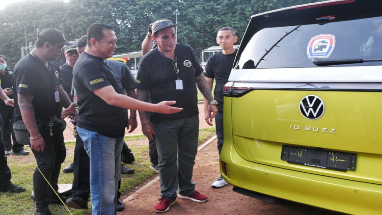 Ketua MPR RI sekaligus Ketua Umum IMI Bambang Soesatyo membuka event 'Jakarta Auto Classic Meet Up 2023' (JACMU 2023) yang digelar pada 18-19 Maret 2023 di kawasan Lapangan Banteng, Jakarta. JACMU 2023/Dok MPR