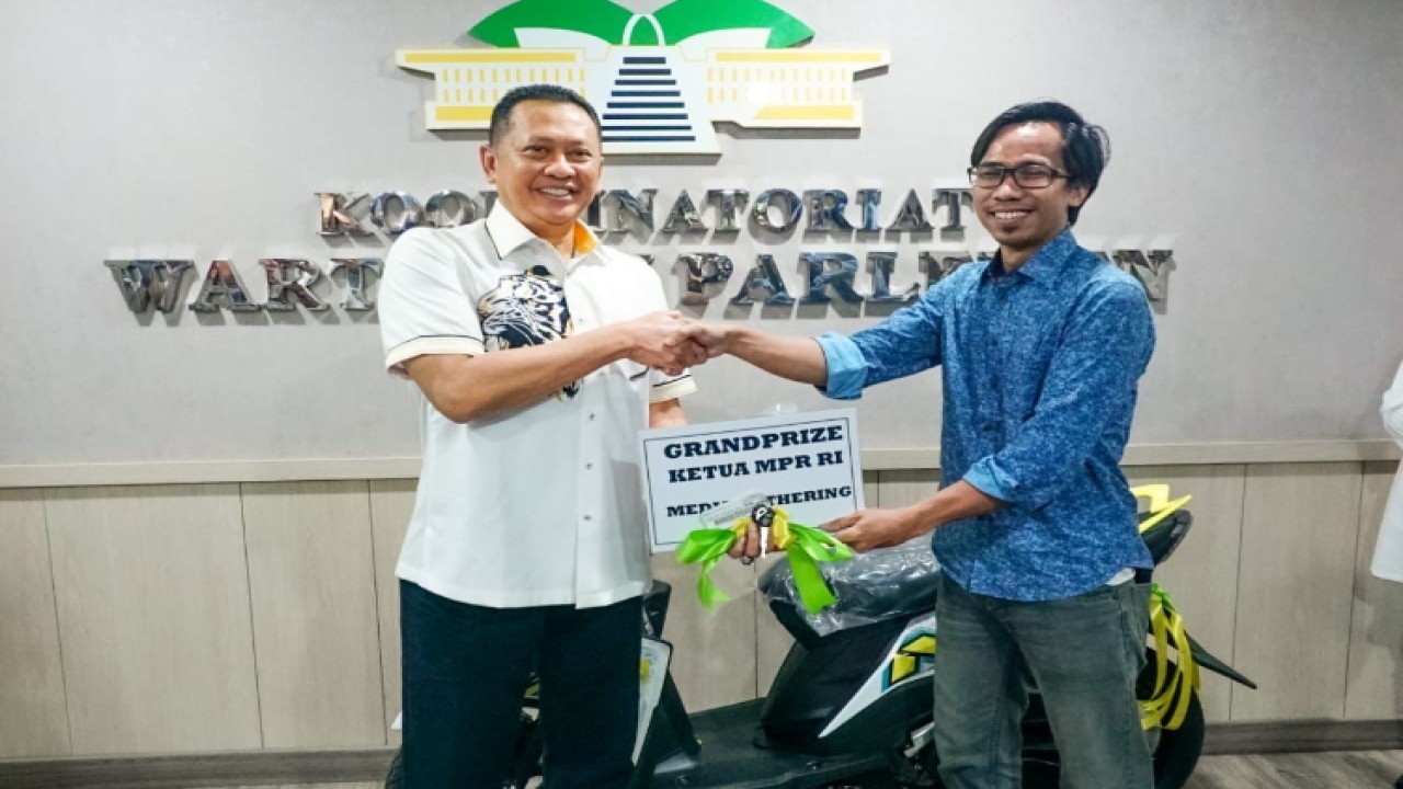 Ketua MPR RI Bambang Soesatyo menyerahkan satu unit sepeda motor kuning Yamaha Mio kepada Irandi Kasmara, wartawan Rakyat Merdeka/Dok MPR