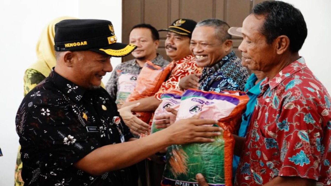 Penjabat Bupati Pati Henggar Budi Anggoro menyerahkan bantuan bibit tanaman padi secara simbolis di Balai Desa Widorokandang dan Desa Tanjang, Jumat (24/3/2023). ANTARA/HO-Humas Pemkab Pati