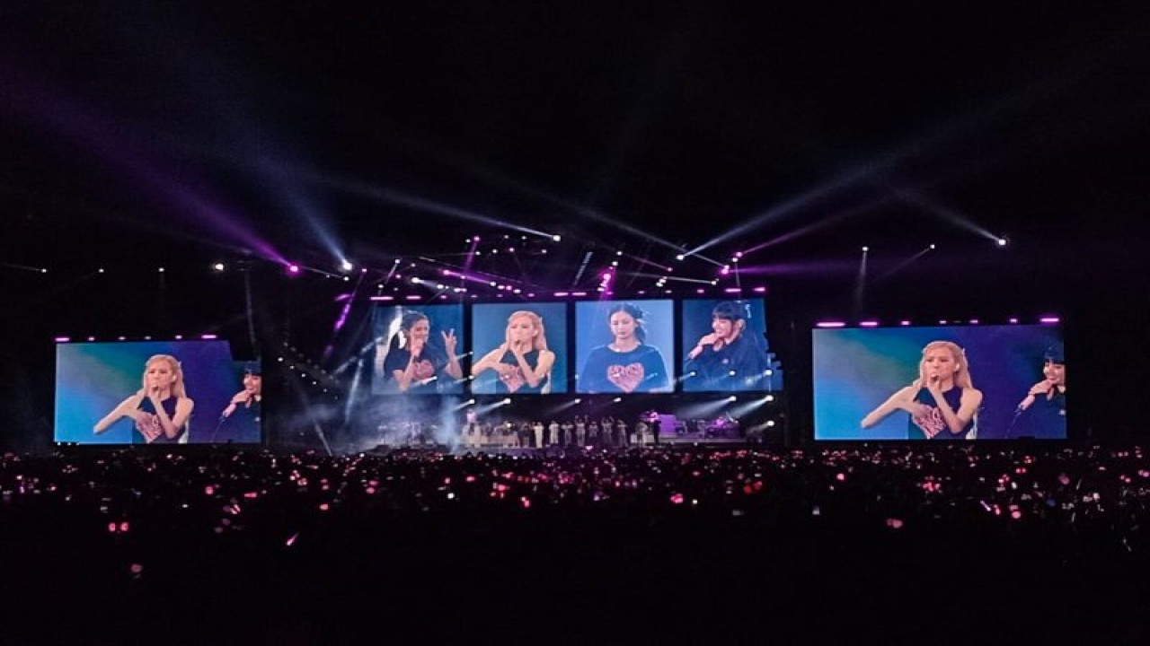 Grup K-Pop BLACKPINK dalam konser "BLACKPINK World Tour [BORN PINK]" di Stadion Utama Gelora Bung Karno, Sabtu (11/3/2023) malam. (ANTARA/Suci Nurhaliza)