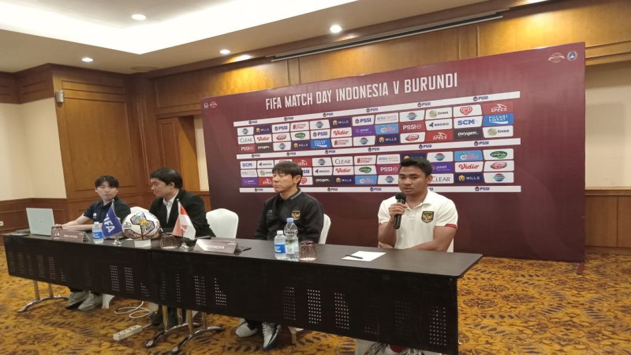 Asnawi Mangkualam (paling kanan) menjawab pertanyaan para pewarta pada konferensi pers pra pertandingan FIFA match day melawan Burundi, di Hotel Sultan, Jakarta, Jumat (24/3/2023). (ANTARA/RAUF ADIPATI)