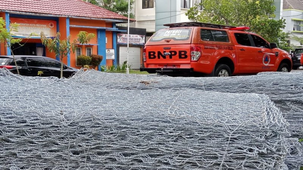 Lembaran kawat beronjong di depan Kantor Badan Penanggulangan Bencana Daerah (BPBD) Kota Mataram, Provinsi Nusa Tenggara Barat, segera dipasang. (Foto: ANTARA/Nirkomala)