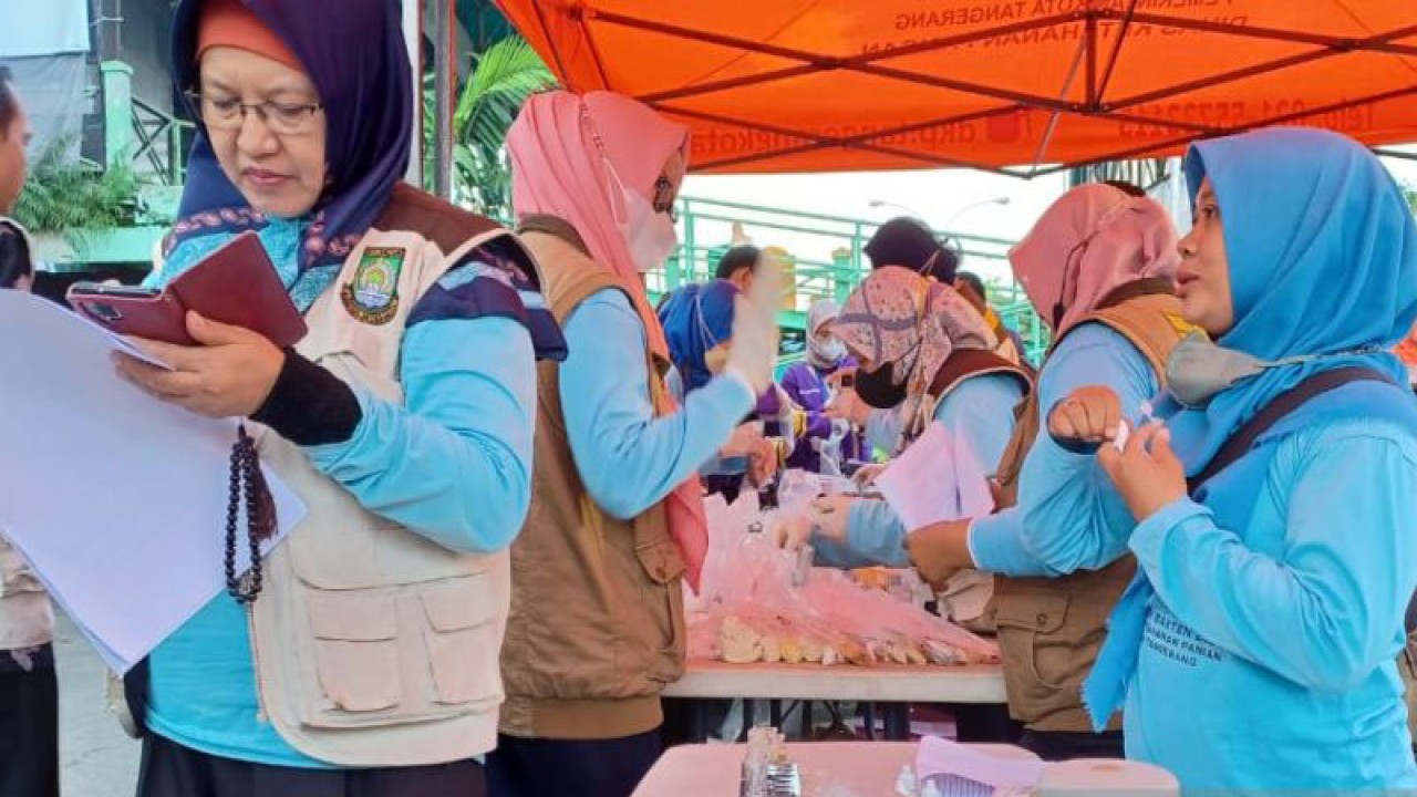 Sejumlah personel gabungan melakukan inspeksi pengawasan keamanan pangan menjelang Ramadhan di Pasar Anyar Kota Tangerang, Kamis (16/3/2023). ANTARA