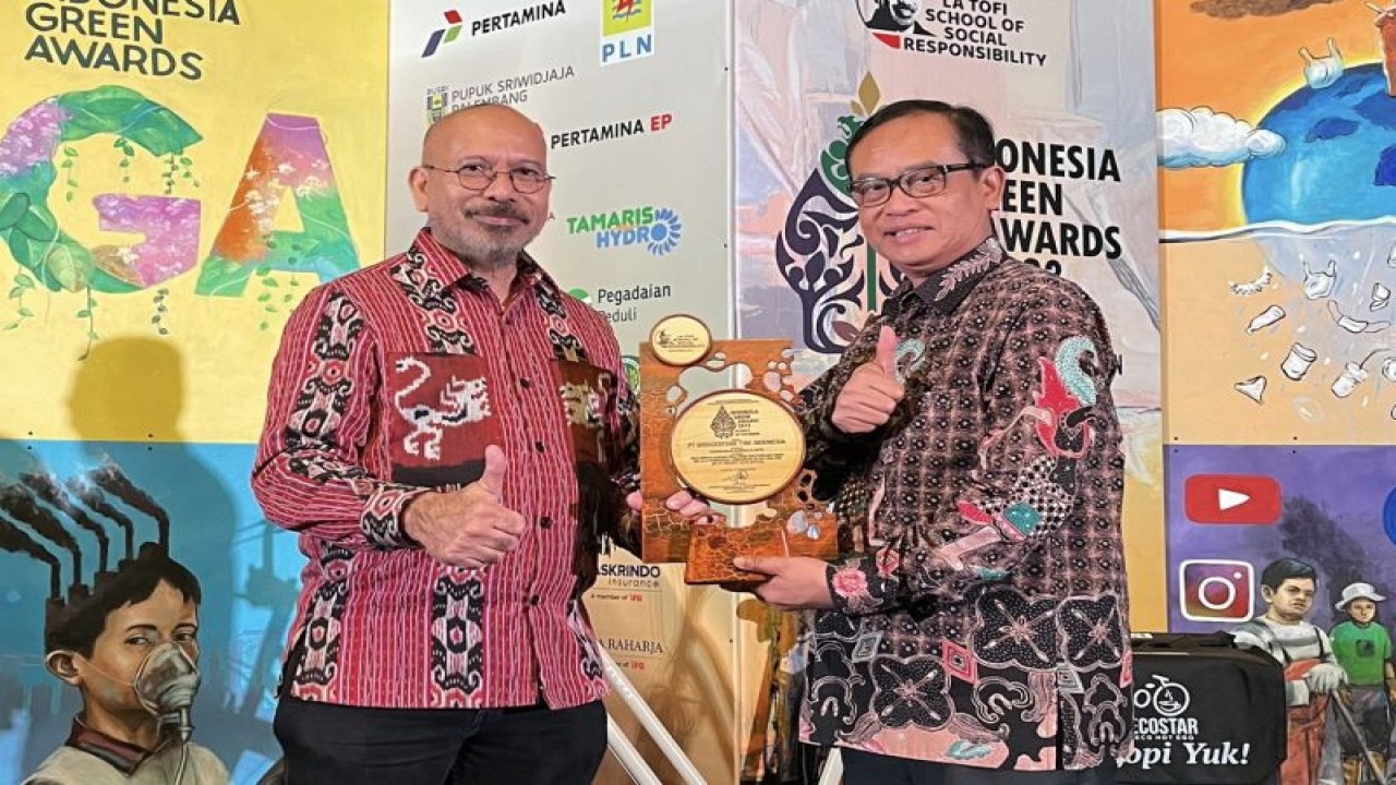 HR & GA Director Bridgestone Indonesia, Yunus Triyonggo (kanan), menerima penghargaan Indonesia Green Awards 2023 dari Chairman The La Tofi School of CSR, Taufik La Tofi, untuk kategori Penanganan Sampah Plastik, di Jakarta (ANTARA/HO)