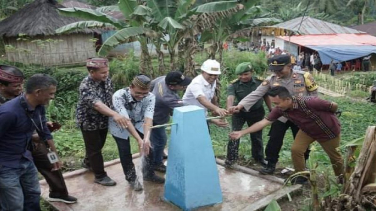 Bupati Manggarai Barat Edistasius Endi meresmikan Water Project Sepo berupa pembangunan sarana air bersih dan toilet umum, di RT Sepo, Dusun Nggoang, Desa Compang, Kecamatan Kuwus Barat, Kamis (2/3/2023). (ANTARA/HO-Dinas Kominfo Manggarai Barat)