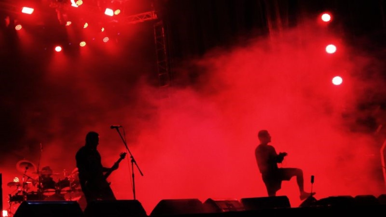 Kelompok hardcore metal Burgerkill saat tampil di Hammersonic Festival 2023 di Carnaval Beach Ancol, Jakarta, Sabtu (18/3). (ANTARA/Adnan Nanda)