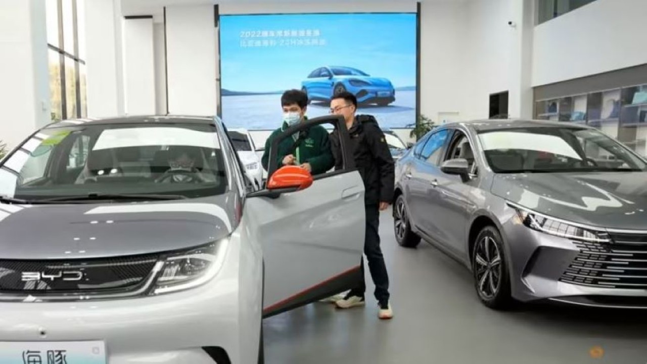 Kendaraan listrik BYD ditampilkan di sebuah diler mobil di Shanghai, China, pada 3 Februari 2023. (Aly Song/Reuters)