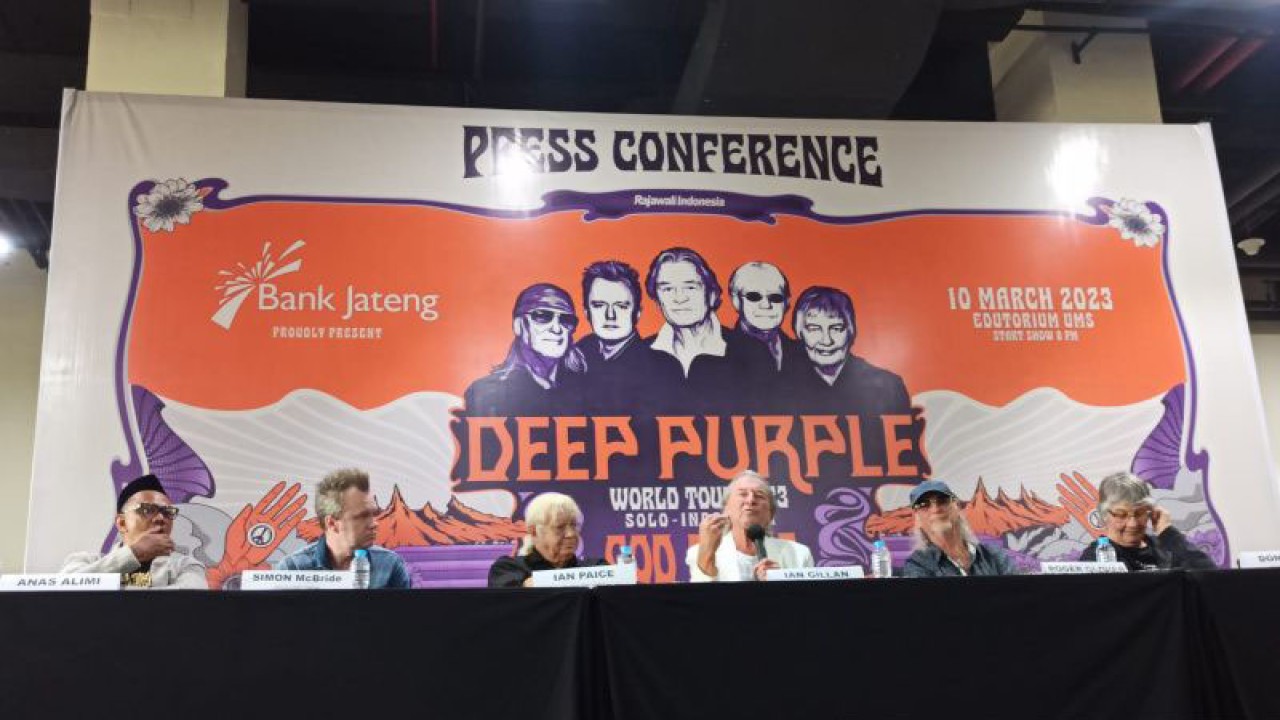 Personel Deep Purple sudah tiba di Solo, Kamis (9/3/2023). (ANTARA/Aris Wasita)