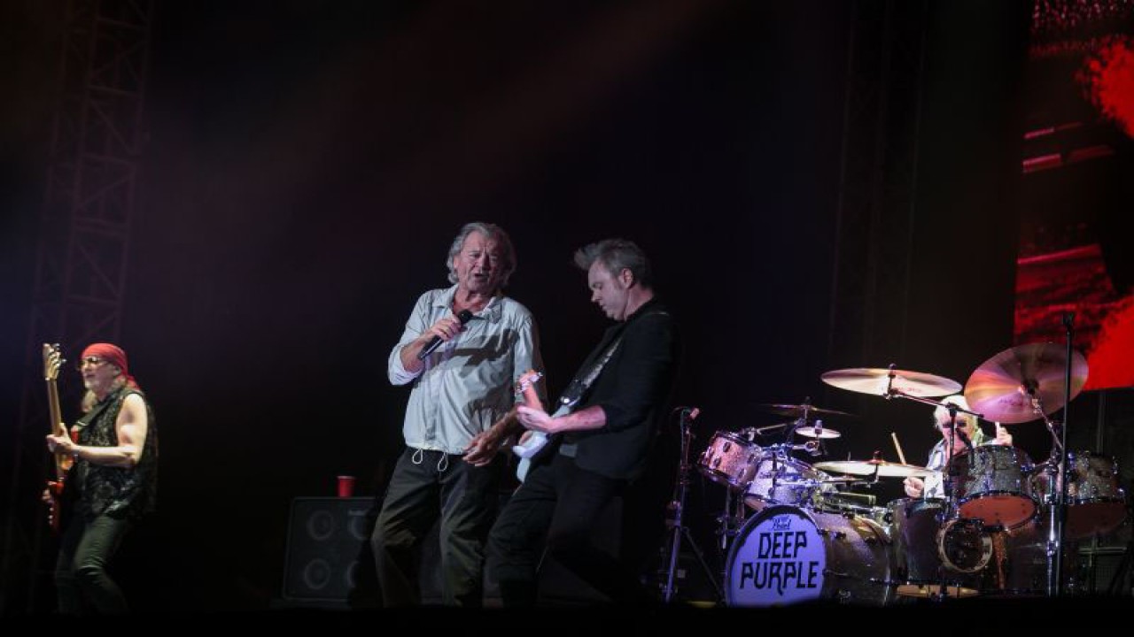 Penampilan Deep Purple dalam konser "Deep Purple World Tour 2023" di Edutorium UMS, Solo, Jawa Tengah, Jumat (10/3/2023). Grup musik hard rock asal Inggris Deep Purple menggelar konser di Solo dengan band pembuka God Bless. (ANTARA FOTO/Mohammad Ayudha/foc)