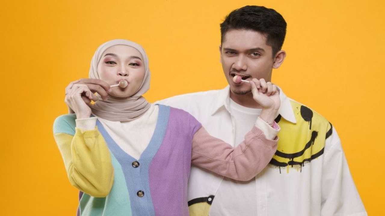 Derai, duo musisi asal Sukabumi tuangkan bahasa kasih memberi kado lewat single "Love Tale". (ANTARA/HO/Warner Music Indonesia)