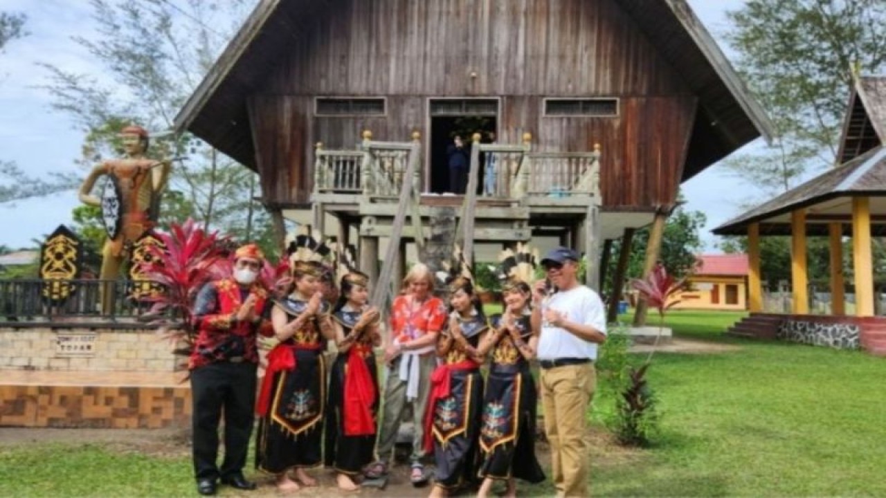 Rumah adat dayak yang menjadi salah satu daya tarik wisata di Desa Pasir Panjang Kota Pangkalan Bun. (ANTARA/HO-Dokumentasi Pribadi)