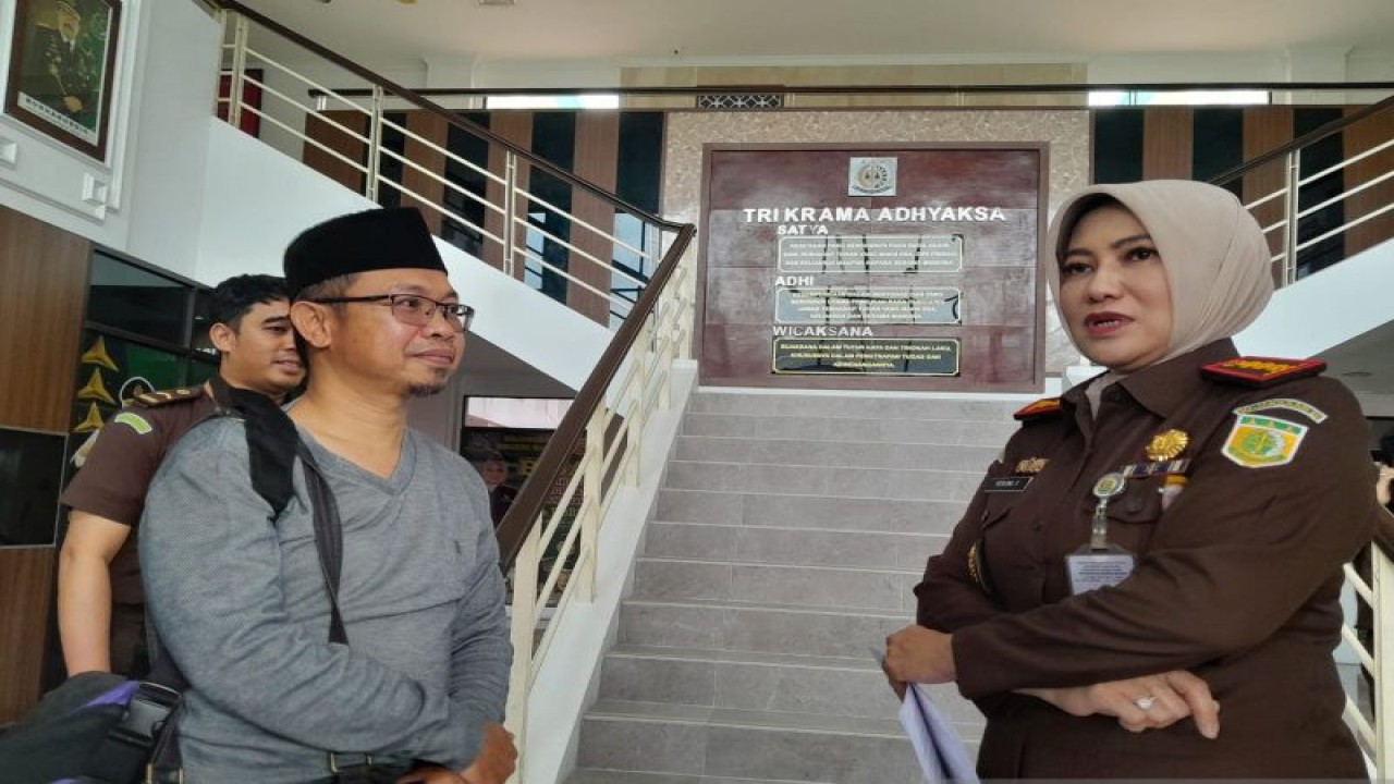 Anggota Dewan Perwakilan Rakyat Daerah (DPRD) Sulawesi Tenggara Yahdi Basma bersama Kejari Batam Herlina Setyorin saat berada di Kejaksaan Negeri Batam. (ANTARA/Yude)