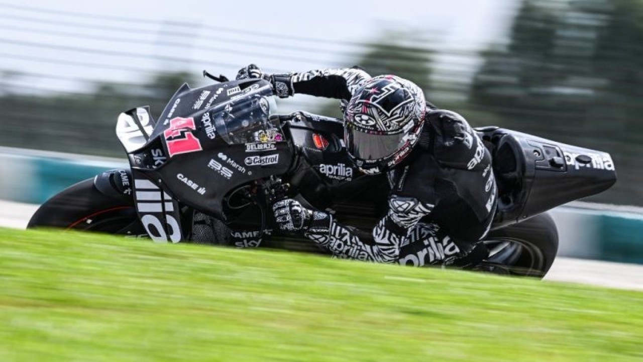 Pebalap Aprilia Racing Aleix Espargaro melaju di hari terakhir tes pramusim MotoGP di Sirkuit Internasional Sepang, Malaysia, 12 Februari 2023. (ANTARA/AFP/MOHD RASFAN)