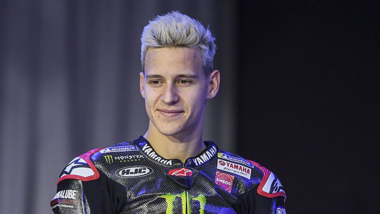 Pembalap Monster Energy Yamaha Fabio Quartararo berpose dengan sepeda motor Yamaha YZR M1 2023 Livery Terbaru saat peluncuran di Jakarta, Selasa (17/1/2023). Pada musim balap 2023, Monster Energy Yamaha MotoGP dengan dua pembalapnya Fabio Quartararo dan Franco Morbidelli memamerkan Yamaha YZR M1 2023 Livery Terbaru serta 'wearpack' pembalap dan seragam tim terbarunya. ANTARA FOTO/M Risyal Hidayat/hp.