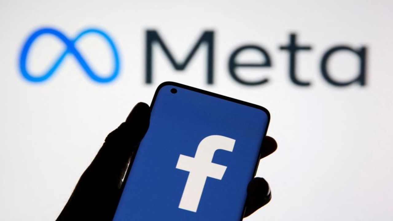 Arsip foto - Sebuah ponsel menampilkan logo Facebook di depan logo baru perusahaan induk Meta Platforms Inc (28/10/2021). (ANTARA/REUTERS/Dado Ruvic/Ilustrasi)