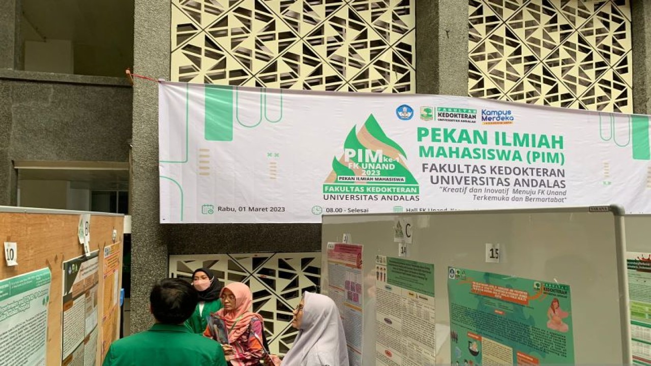 Salah seorang mahasiswa Fakultas Kedokteran Unand yang mengikuti Pekan Ilmiah Mahasiswa ke-1 memaparkan hasil penelitiannya kepada penguji di Hall Fakultas Kedokteran Unand (ANTARA/Mario SN)