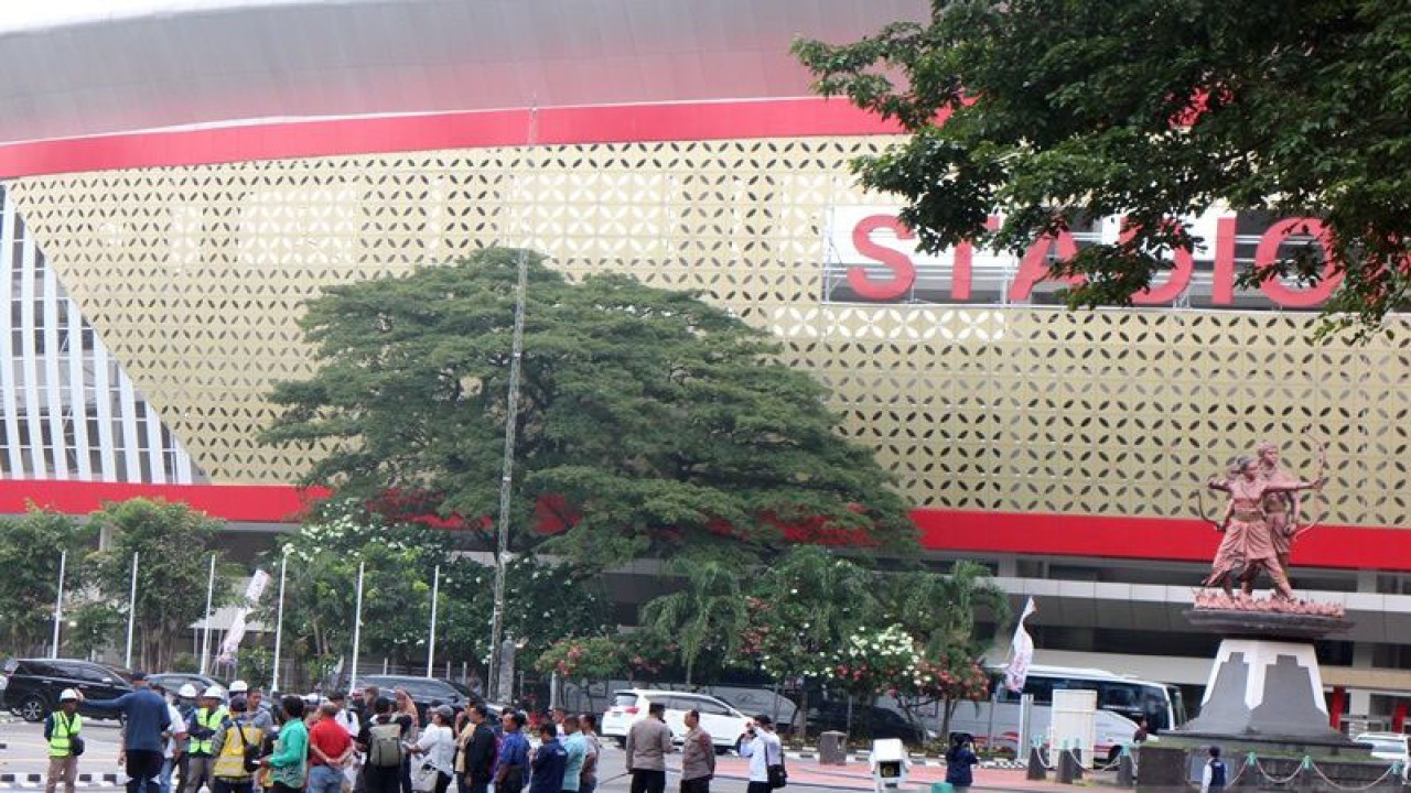 Tim FIFA saat melakukan pengecekan arus tempat parkir persiapan Piala Dunia U-20, di halaman Parkir Stadion Manahan Solo, Jateng ,Sabtu (25/3/2023). ANTARA/Bambang Dwi Marwoto.