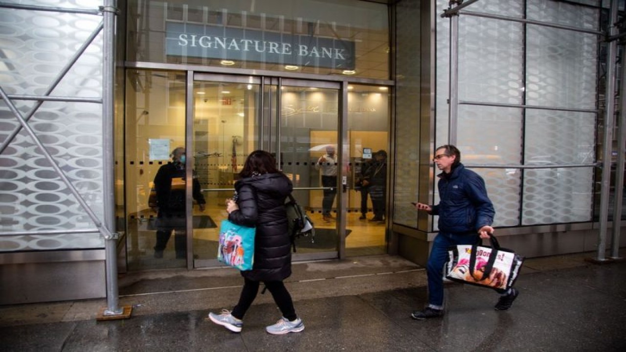 Foto Dokumen: Orang-orang berjalan melewati kantor cabang Signature Bank di New York, Amerika Serikat, pada 13 Maret 2023. ANTARA/Xinhua/Michael Nagle