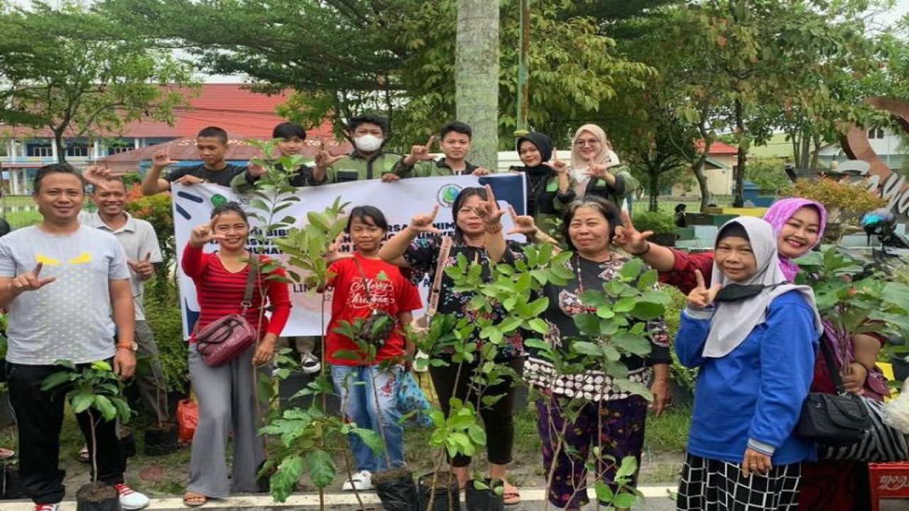 Fakultas Teknik dan Informasi (FTI) UMPR dan Dinas Kehutanan Provinsi Kalteng dan Himpunan Mahasiswa Teknik Lingkungan, FTI UMPR membagikan bibit pohon kepada warga di Palangka Raya. (ANTARA/HO-FTI UMPR)