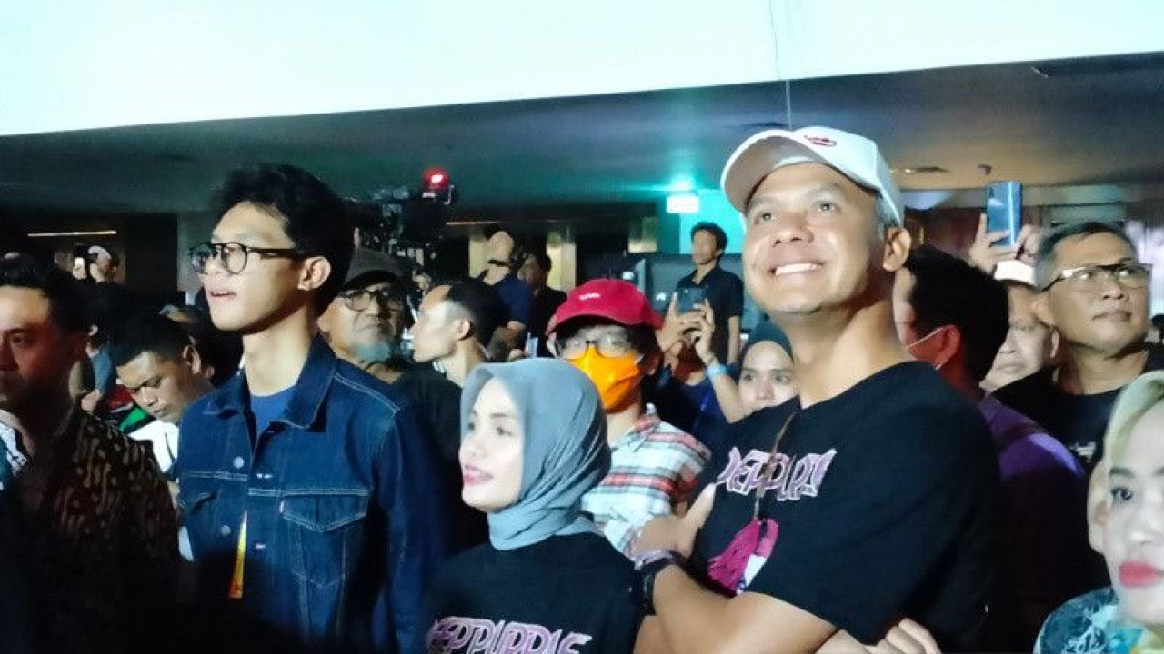 Gubernur Jawa Tengah Ganjar Pranowo menyaksikan konser Deep Purple bersama istri dan anaknya di Solo, Jawa Tengah, Jumat (10/3/2023). (ANTARA/Aris Wasita)