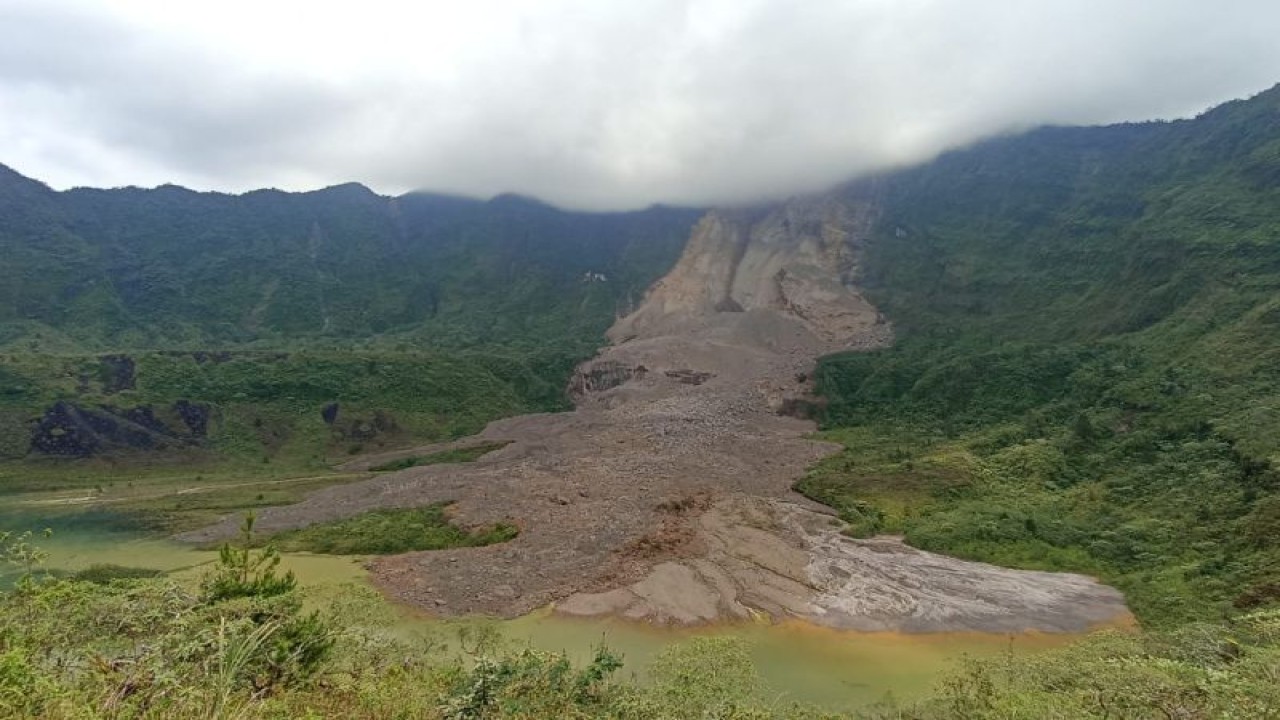Kondisi tebing longsor di Gunung Galunggung, Kabupaten Tasikmalaya, Jawa Barat. (ANTARA/HO-BPBD Kabupaten Tasikmalaya)