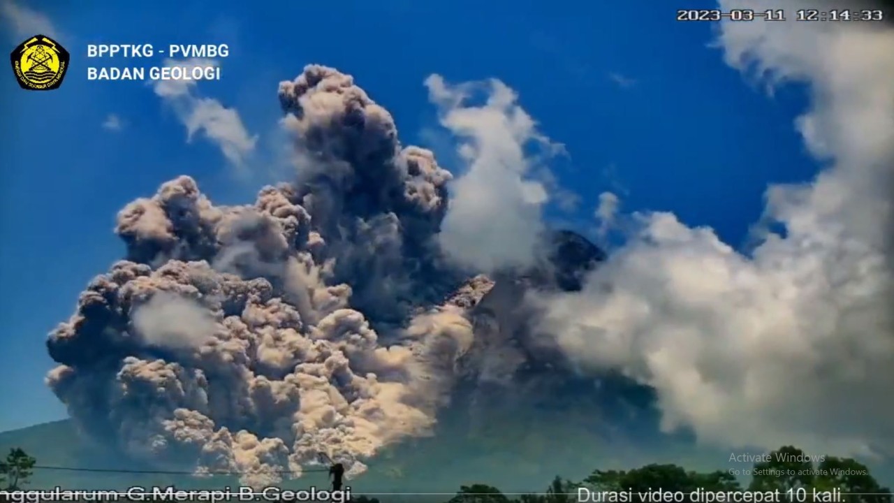 Gunung Merapi erupsi semburkan guguran awan panas/ist