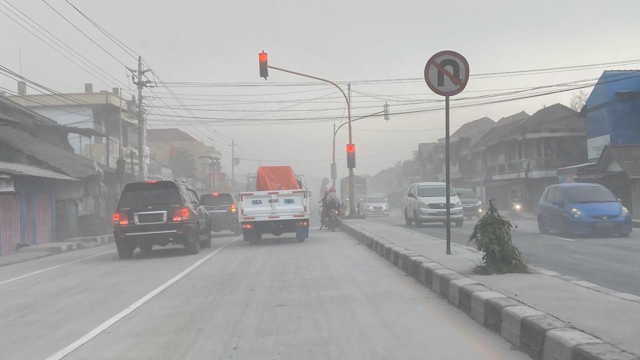 Semburan awan panas guguran dari erupsi Gunung Merapi mengakibatkan hujan abu mengguyur beberapa wilayah di Kabupaten Temanggung/ist