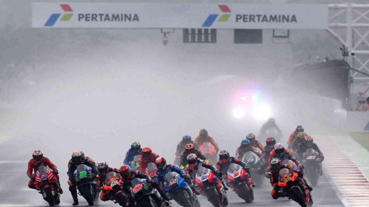 Ilustrasi - Sejumlah pembalap melaju saat balapan MotoGP seri Pertamina Grand Prix of Indonesia di Pertamina Mandalika International Street Circuit, Lombok Tengah, NTB, Minggu (20/3/2022). Pembalap Red Bull KTM Factory Racing Miguel Oliveira berhasil menjadi juara pertama diikuti pembalap Monster Energy Yamaha Fabio Quartararo dan pembalap Pramac Racing Johann Zarco. ANTARA FOTO/Andika Wahyu/wsj.