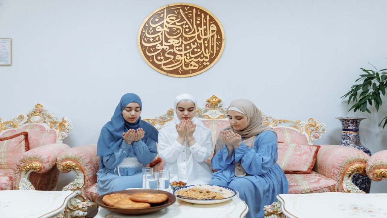 Ilustrasi tiga orang berbuka puasa saat Ramadhan (Pexels)