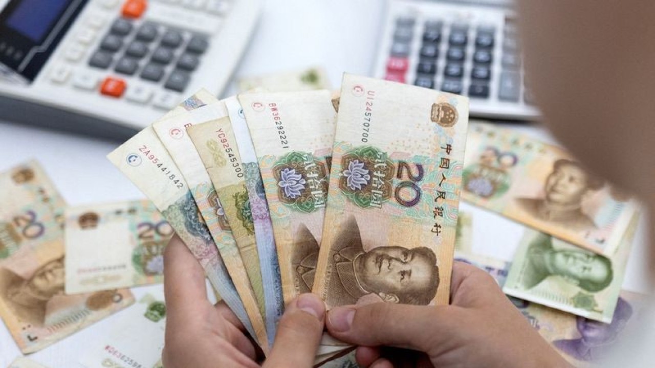 Ilustrasi - Wanita memegang uang kertas Yuan China. ANTARA/REUTERS/Dado Ruvic/aa.