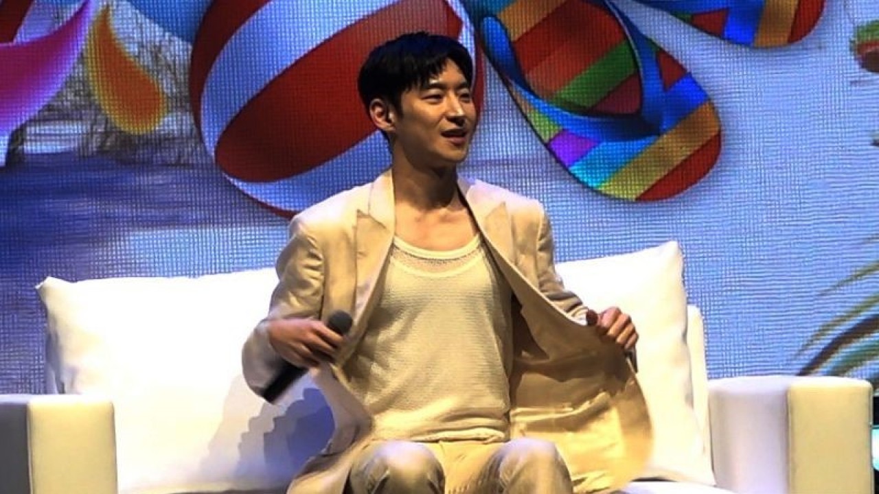 Aktor Korea Lee Je-Hoon saat "Vacation Lee Je-Hoon Fan Meet 2023" di Ballroom Hotel Pullman Central Park, Jakarta, Minggu (19/3). (ANTARA/Adnan Nanda)