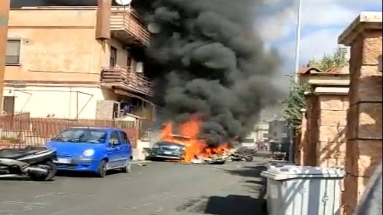 Dua Pesawat AU Italia tabrakan di udara dan jatuh terbakar di jalanan kota/ist