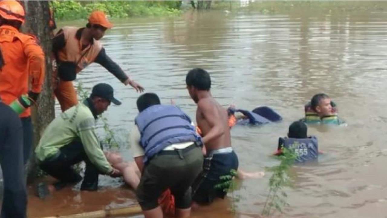 Petugas Gulkarmat Jaktim dibantu warga setempat saat mengevakuasi salah satu korban tenggelam di danau buatan Pulo Gebang, Kecamatan Cakung, Jakarta Timur, Rabu (1/3/2023). ANTARA/HO-Sudin Gulkarmat Jakarta Timur