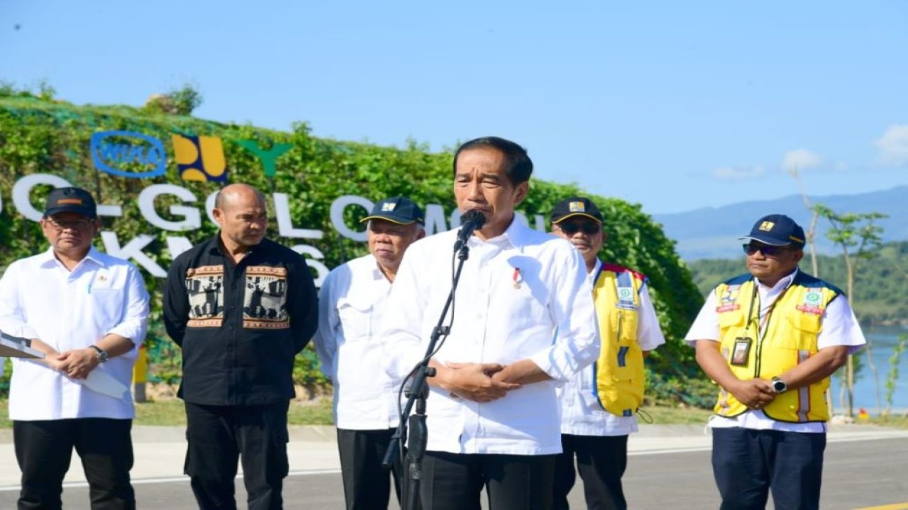 Presiden Jokowi meresmikan Jalan Akses Labuan Bajo-Golo Mori, Kabupaten Manggarai Barat, NTT, pada Selasa (14/03/2023). (BPMI Setpres/Muchlis Jr)
