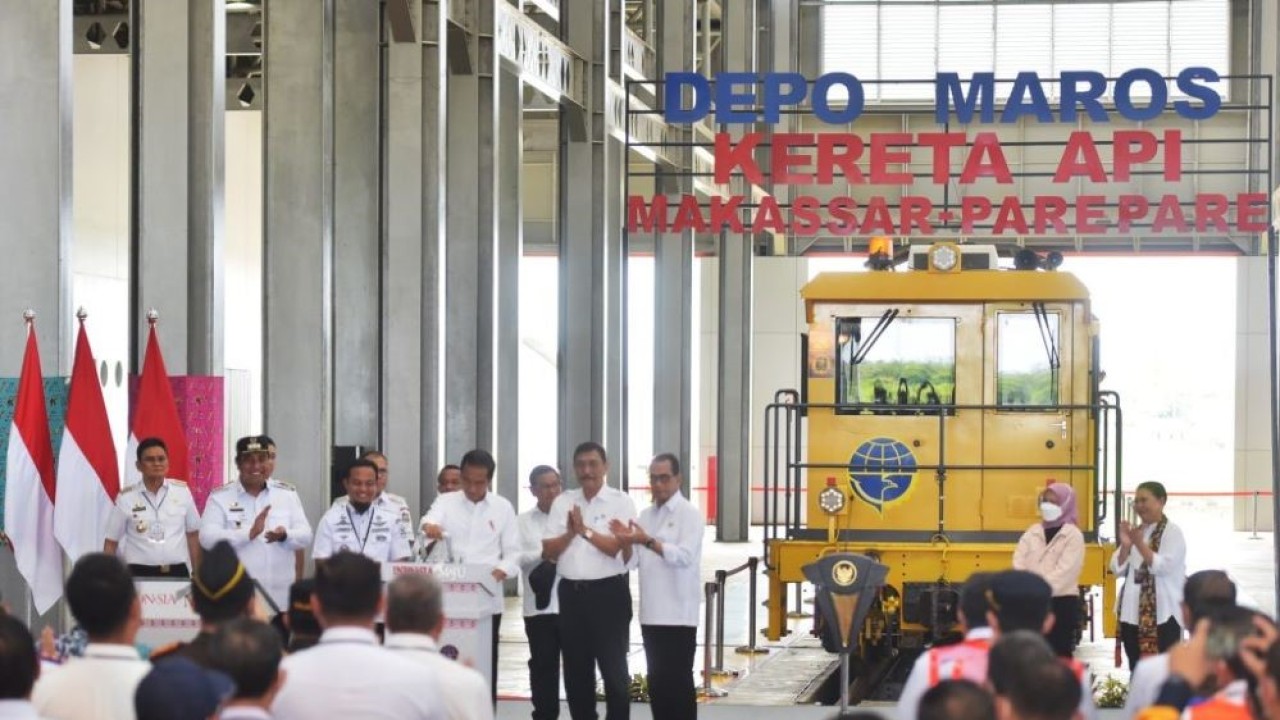 Presiden Jokowi saat meresmikan pengoperasian jalur KA pertama di Sulawesi, Rabu (30/3/2023), di Maros, Sulsel. (Humas Setkab/Agung)