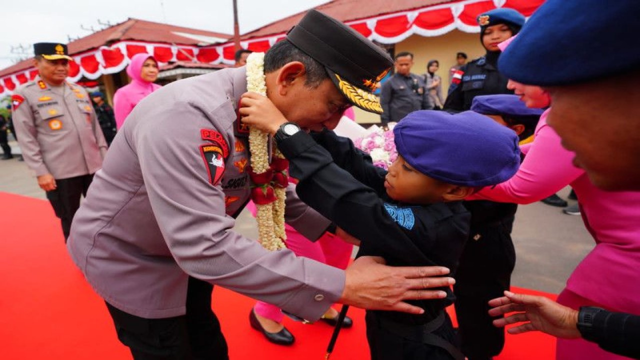 Kapolri Jenderal Pol. Listyo Sigit Prabowo menerima kalung penyambutan selamat datang dalam kegiatan peresmian Asraman Brimob Polda Kalimantan Barat, Minggu (19/3/2023). (ANTARA/HO-Divisi Humas Polri)