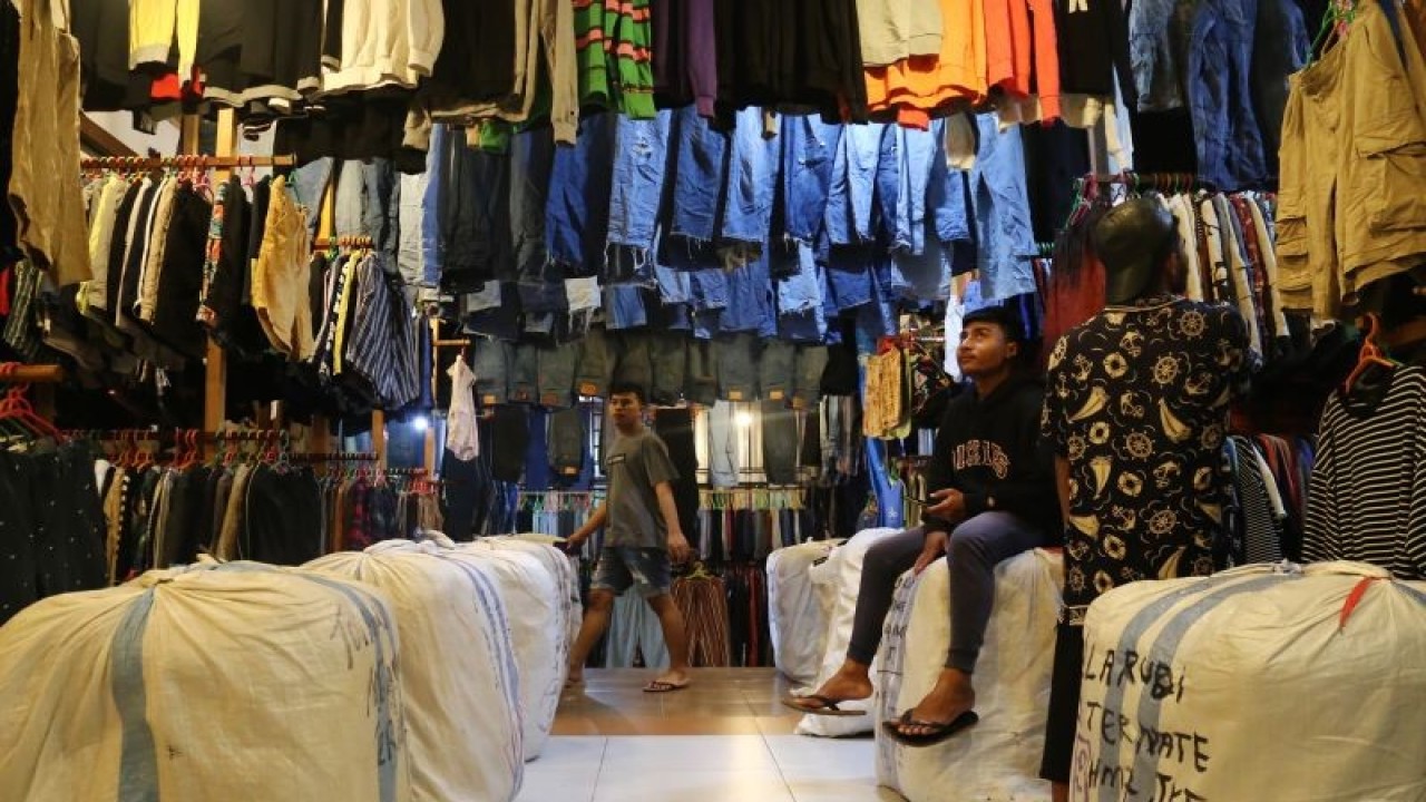 Pembeli memilih pakaian impor bekas yang dijual di Pasar Higienis, Kota Ternate, Maluku Utara, Jumat (17/3/2023). (ANTARA FOTO/Andri Saputra/nz)