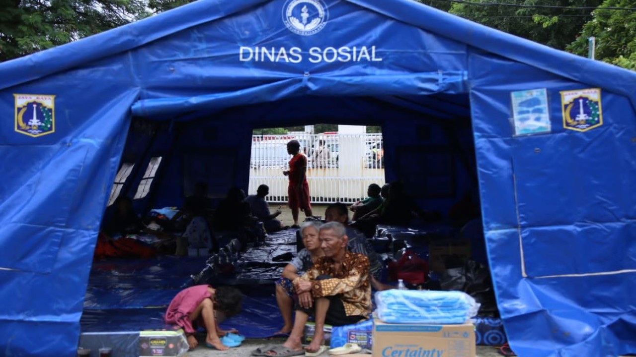 Warga korban kebakaran Depo Pertamian Plumpang, Jakarta Utara, menempati tenda pengungsi yang disediakan Dinas Sosial Pemprov DKI Jakarta. (Istimewa/PPID DKI Jakarta)