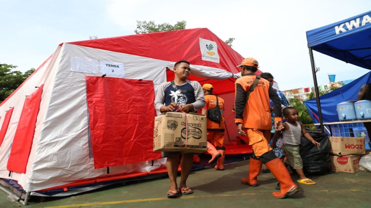Warga korban dan pengungsi kebakaran Depo Pertamian Plumpang, Jakarta Utara, mendapatkan kebutuhan dasarnya, seperti makanan dan pakaian melalui bantuan yang diberikan. (Istimewa/PPID DKI Jakarta)