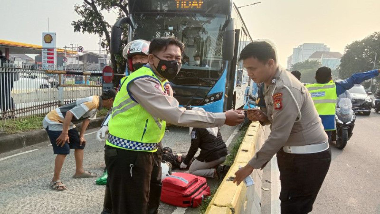 Kecelakaan lalu lintas melibatkan sepeda motor dan TransJakarta hingga menewaskan seorang wanita di Jalan Letjen Suprapto, Cempaka Putih, Jakarta Pusat, Senin (13/3/2023). ANTARA/HO-Polres Metro Jakarta Pusat