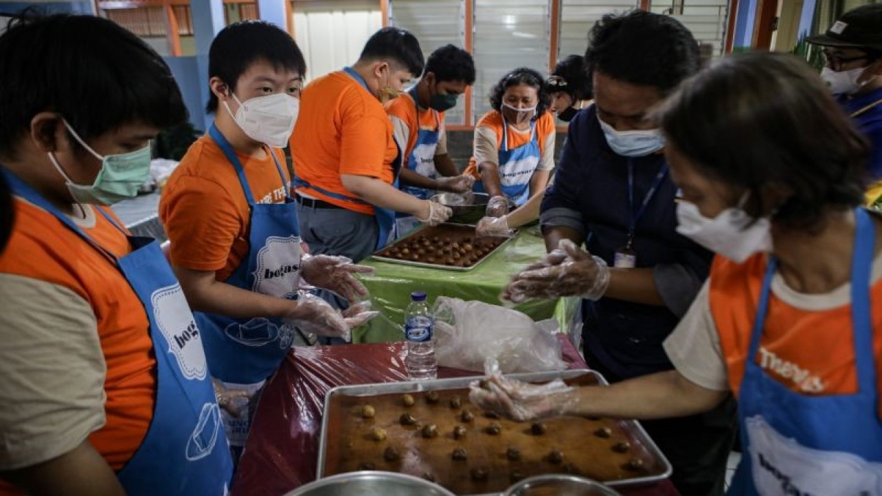 Sejumlah anak berkebutuhan khusus mengikuti pelatihan pembuatan kue di Sekolah Kebutuhan Khusus (SKH) Sang Timur, Kota Tangerang, Banten, Senin (21/3/2022). Pelatihan yang diikuti oleh puluhan siswa berkebutuhan khusus tersebut guna meningkatkan keterampilan dan pengetahuan para siswa juga memperingati Hari Down Syndrome Sedunia 2022. (ANTARA FOTO/Fauzan/nym)