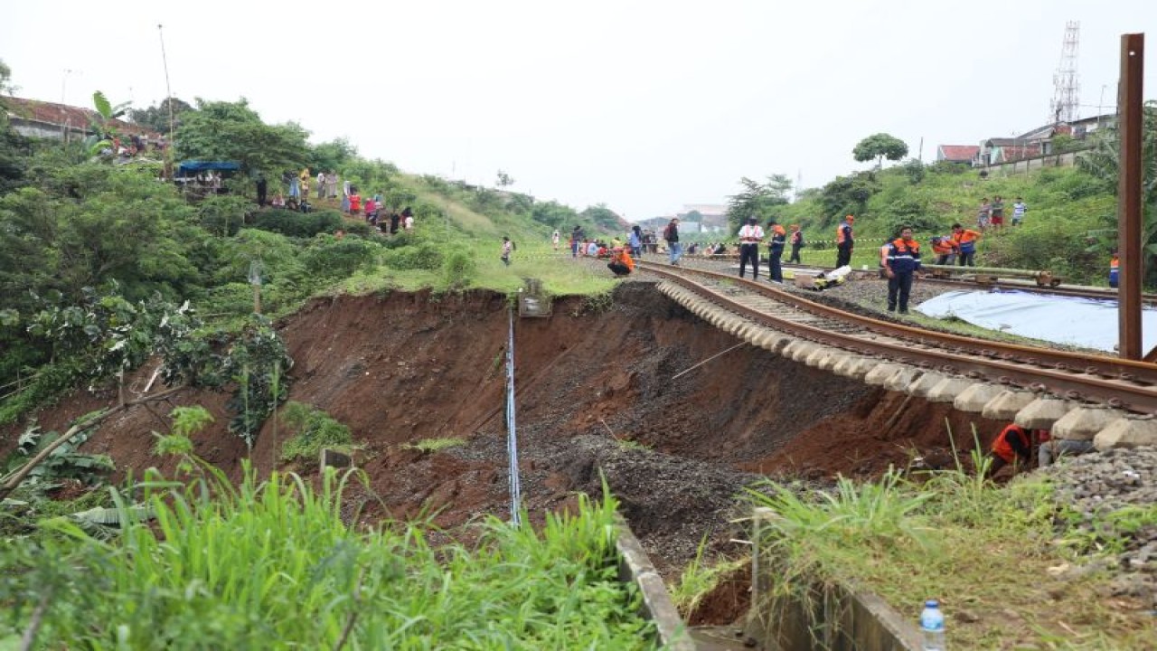 Ilustrasi: Kondisi rel kereta api relasi Bogor-Sukabumi yang terdampak tanah longsor di Kampung Sirna Sari RT 07 RW 04, Kelurahan Empang, Kecamatan Bogor Selatan, Kota Bogor, Jawa Barat, Rabu (15/3/2023). (ANTARA/HO-BNPB)