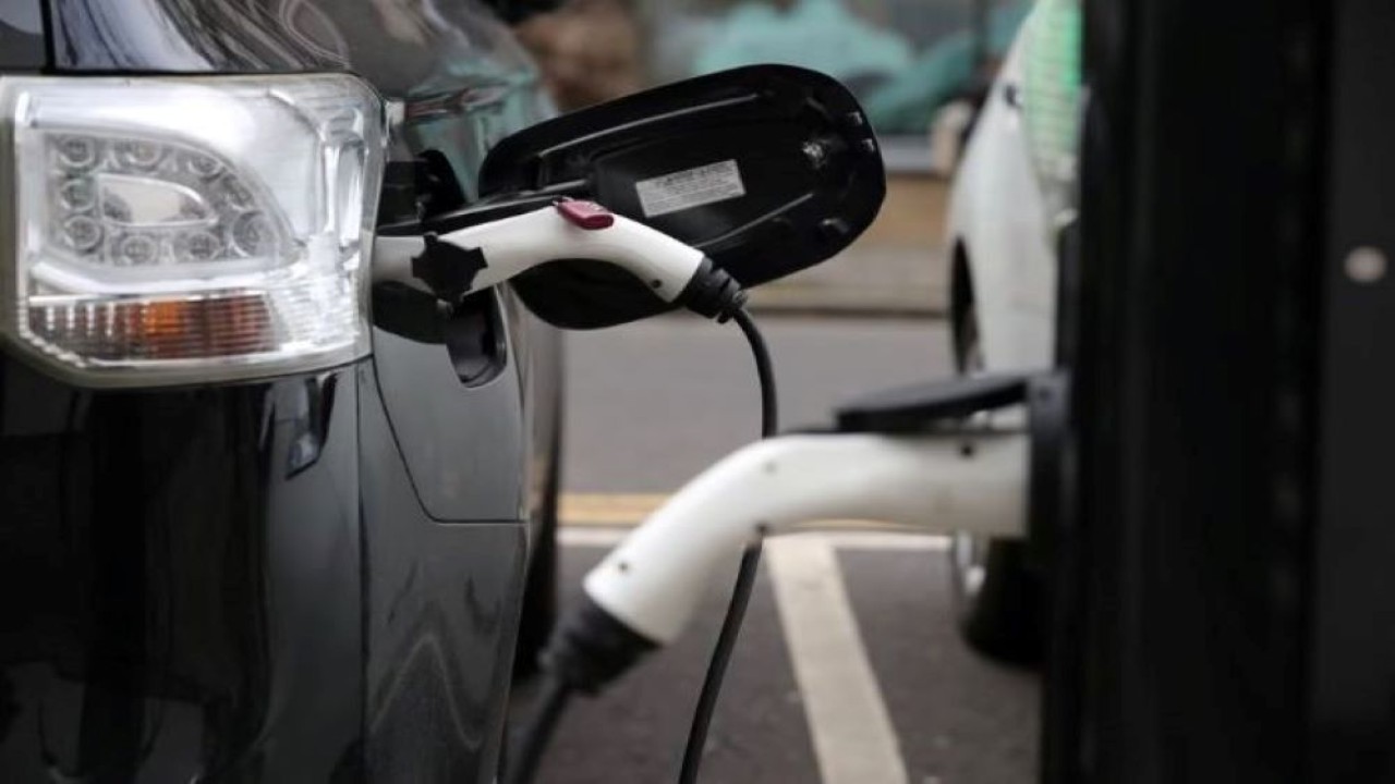 Ilustrasi. Kendaraan listrik melakukan pengisian daya. (Reuters)